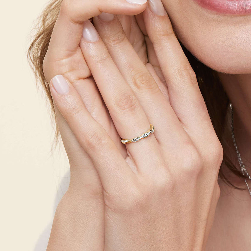 Petite Twisted Vine Diamond Ring (1/8 ct. tw.) Yellow Gold 18k Wedding Band